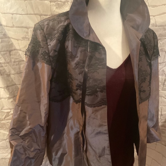 “TRISTAN& ISEUT” IRIDESCENT SATINY MAUVE LACE OVER LAY  SHORT OPEN JACKET. - Picture 7 of 16